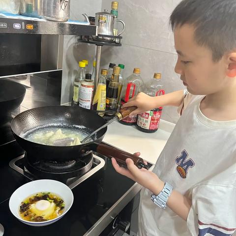五一灶台小当家：爱的美味答卷 ——双峰小学庾亮校区四年级（3）班假期“特别篇”