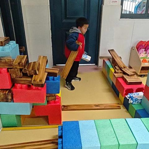 吉首市第五幼儿园中二班大型搭建： ——美丽的社区（小区）