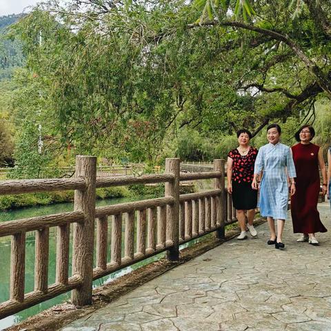 行走在坂里的深秋里