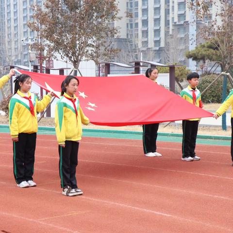 【全环境立德树人】泰安市实验学校博城学校开展“新学期，从养成一个好习惯开始”升旗仪式暨“学习雷锋精神，赶做追‘锋’少年”学雷锋活动启动仪式