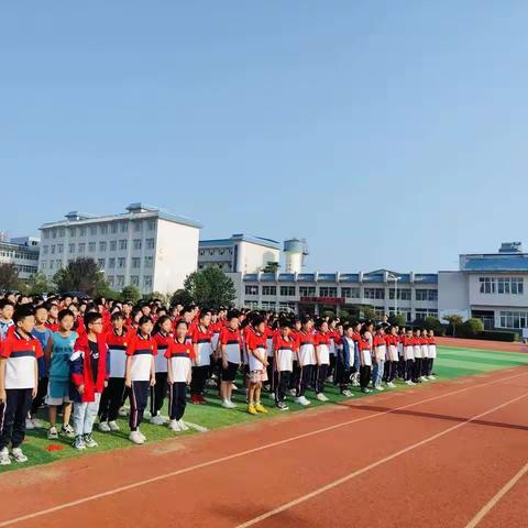 养成良好习惯 文明伴我成长：卧龙中学六年级开学典礼