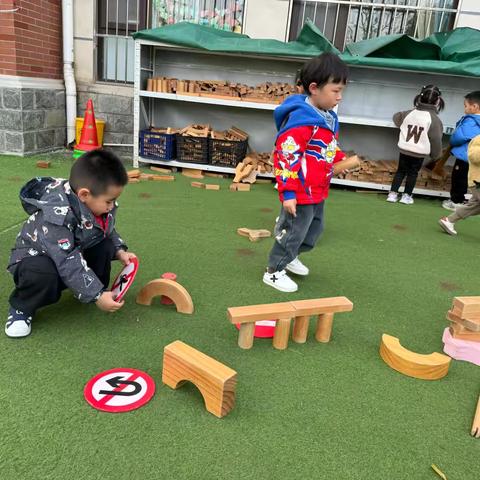 小班自主游戏《趣味停车场》