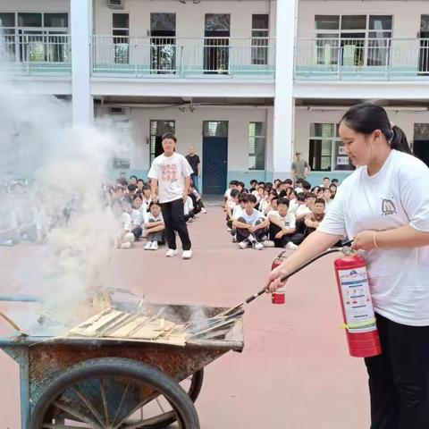 消防演练进军训   安全防范记心间