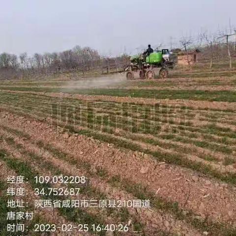 三原鑫锐农业机服务专业合作社在陵前上河村化学除草，近日，伴着气温不断回升，全县春季化除陆续开始。