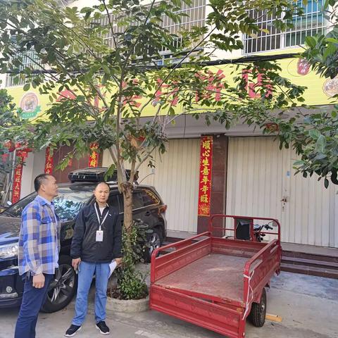 吉阳区应急管理局二级主任科员饶天志开展食品安全检查工作