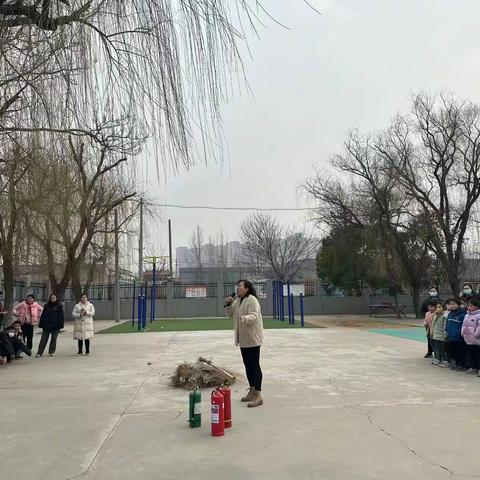 自救技能记心上 筑牢消防安全墙——须水八小开展灭火器知识培训及灭火演练