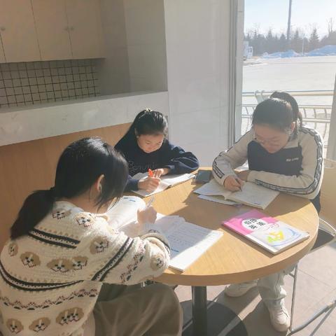 🌿 小组第二次学习局打卡阳光正好，书页轻响和伙伴们一起沉浸在文字里把知识一点点装进脑海这样的周末，充实又温暖✨活力元气风