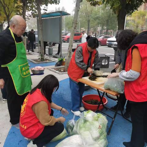 【网络中国节·重阳节】团结路街道泉南社区联合邢台市交通运输局开展“情暖重阳日，大锅菜飘香”活动