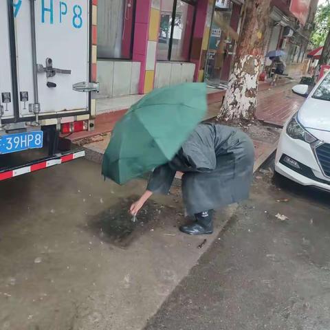 暴雨来袭 依棉社区开展防汛工作倾心倾力解民忧