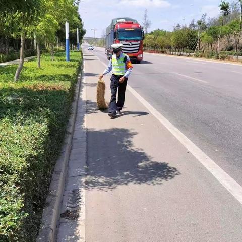 2023年5月23日，三中队辅警在320国道巡逻时，看见道路中间有障碍物，及时清理