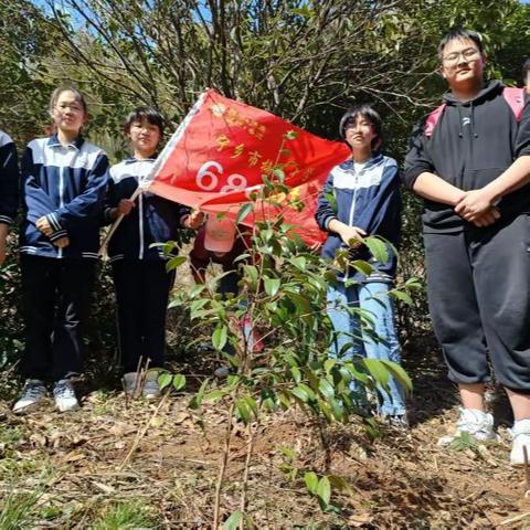 春暖三月学雷锋   植树增绿我先行