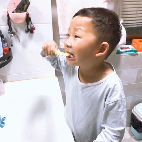 城南幼儿园小二班 杨佳茗自理能力成长记录