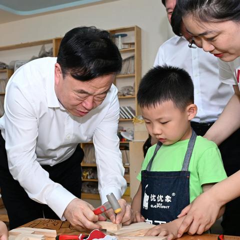 吉林省委常委、长春市委书记张恩惠到南关区第三幼儿园进行调研并看望幼儿及老师