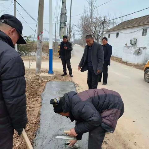 金乡县农村垃圾收集桶安家定位不跑偏 地面硬化更规范