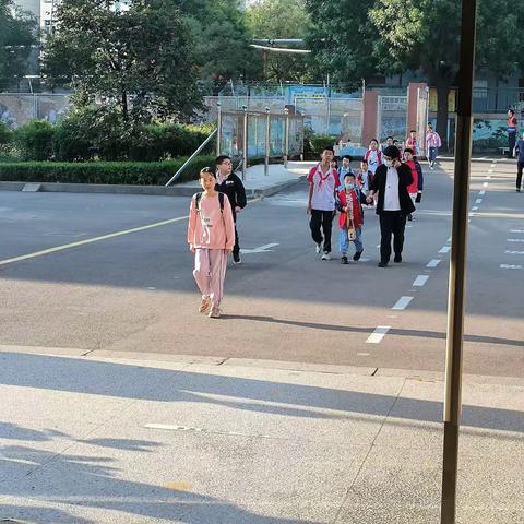 【驻校日记】家校共育，助力成长——二年级二班家长驻校日