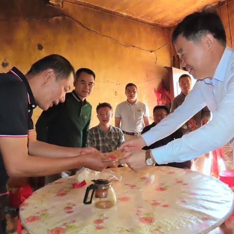 省林业局副局长李新民一行到国家公园五指山分局开展春节送温暖慰问活动