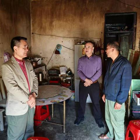 省林业局副局长陈康一行到国家公园五指山分局开展春节走访慰问送温暖活动