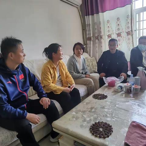 践行《通知》精神   教育资助并举（副本）