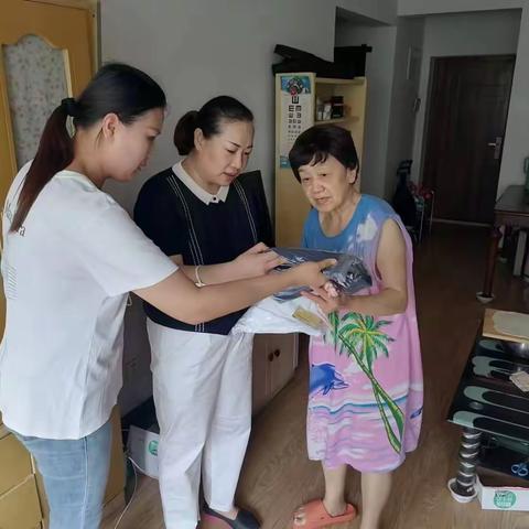 爱心衣物“重生”记-----甸柳新村街道甸南社区为低保家庭送温暖