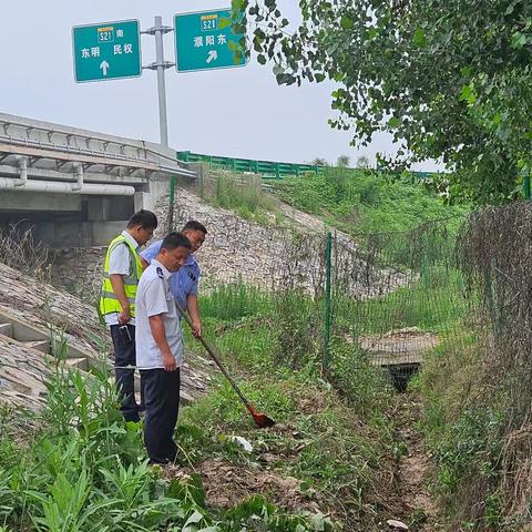 白堽收费站开展防汛排查整治行动