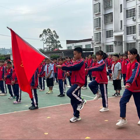 争做新时代好队员 ——蒙村镇中心小学新队员入队仪式