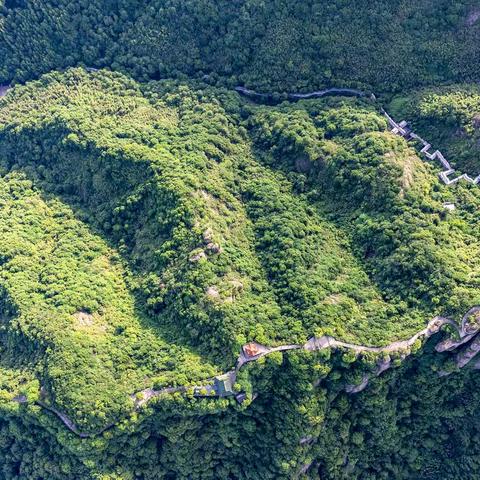 香炉峰：云起烟岚处，禅意入画来