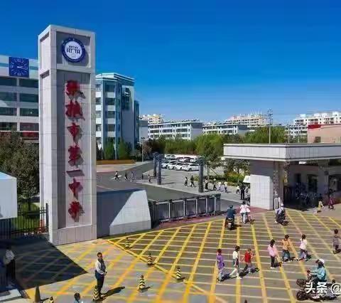 张掖市第一中学二年级“学习二十大，做‘争章’好少年”主题队会活动纪实