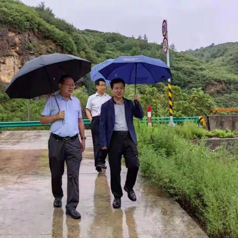 县人大主任张宝林检查八渡镇 防汛防滑工作，筑牢防汛安全堤