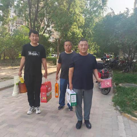 小辛店股份经济合作社党支部对“光荣在党50年”老党员进行慰问