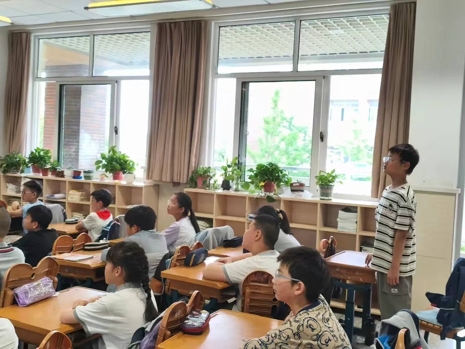 简篇-【灵美龙小·校本教研】“金陵好课堂”:AI进校园:趣味实践中解锁智能小技巧——龙潭中心小学综合实践校本研修系列活动(三)