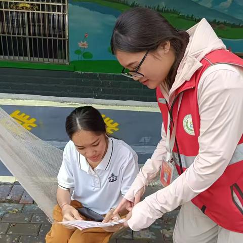 江边乡网格员积极入户开展扫黑除恶宣传活动