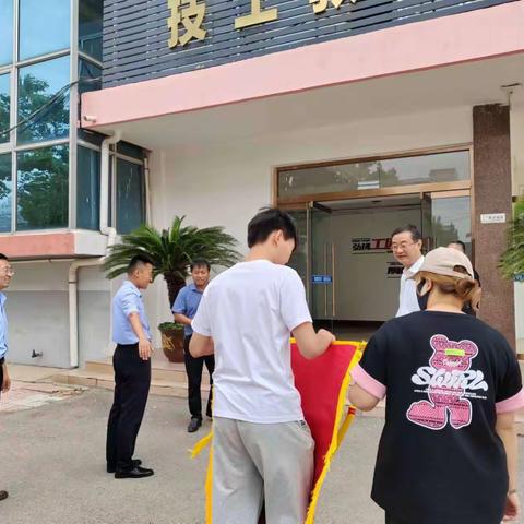 锦旗见证：技校生的大学圆梦之路