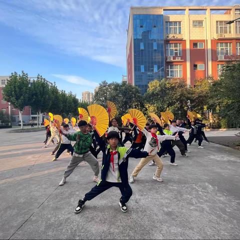 洛阳伊河学校高年级国潮扇舞社团——赵雪晶张燕莎