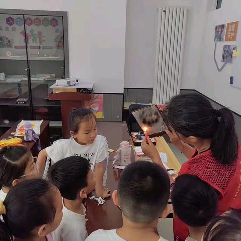 剪纸熏样进社区，非遗薪火凝匠心