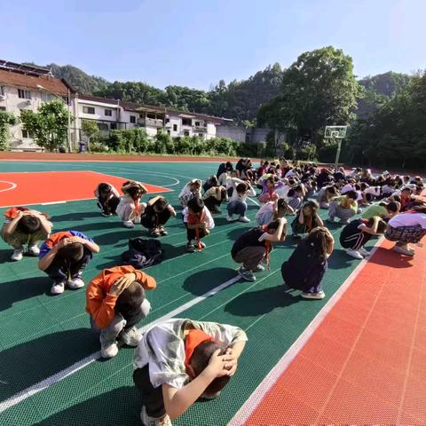 地震演练不慌张，科学避险保平安————大源小学防震减灾应急疏散演练
