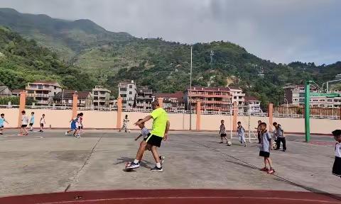 外教进校园，三小娃享快乐⚽——西班牙足球教练大卫走进温溪三小