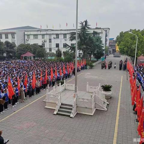 四方规矩的底座   笔直的旗杆   悬浮着我们中国人的象征———五星红旗升起来了  社旗二高升旗仪式