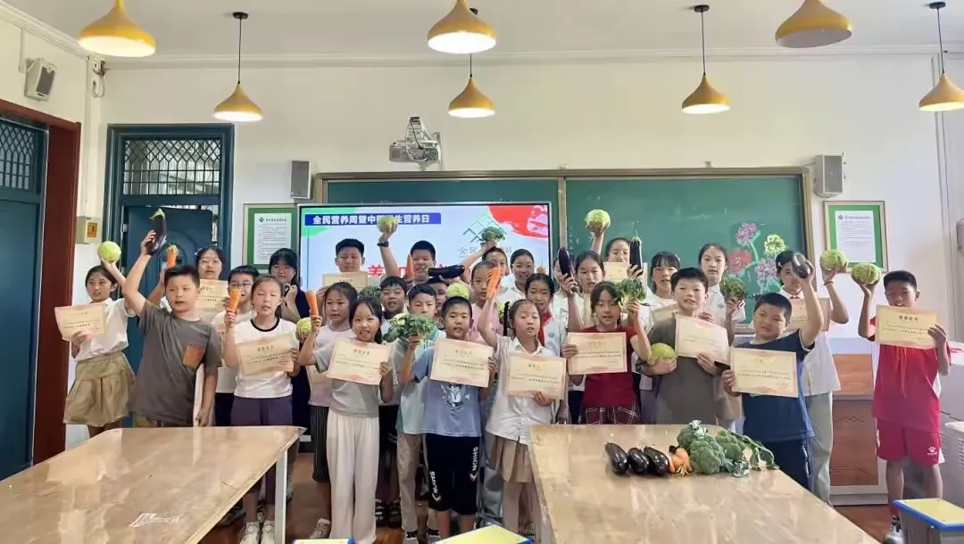 简篇-西工区开展全民营养周暨中国学生营养日科普活动