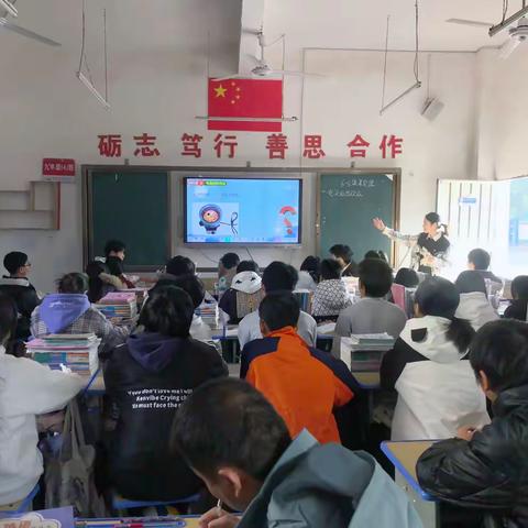 探索物理世界  启迪创新思维 ——李文琼初中物理名师工作室赴正平中学开展教研交流活动