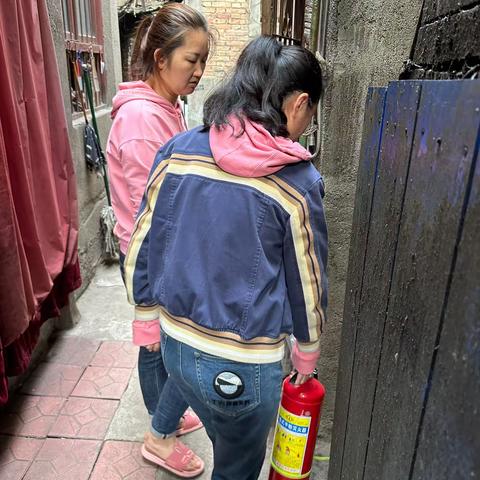 中山门街道群策巷社区【更换灭火器 筑牢“防火墙”】