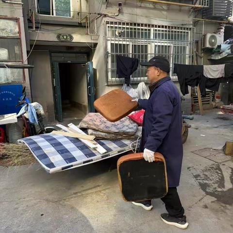 群策巷社区开展“清理楼道杂物，共建洁净家园”活动