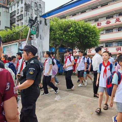 站好护学岗，做好“守护神”——六年级八班护学岗记录