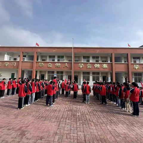 “学习二十大 永远跟党走 奋进新征程”上八里镇杨和寺小学少先队入队仪式