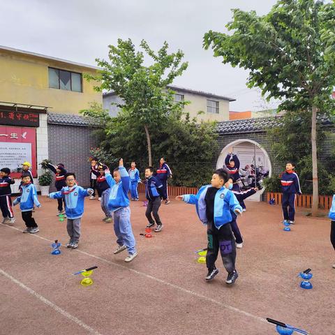 水冶镇南关小学空竹社团课堂掠影