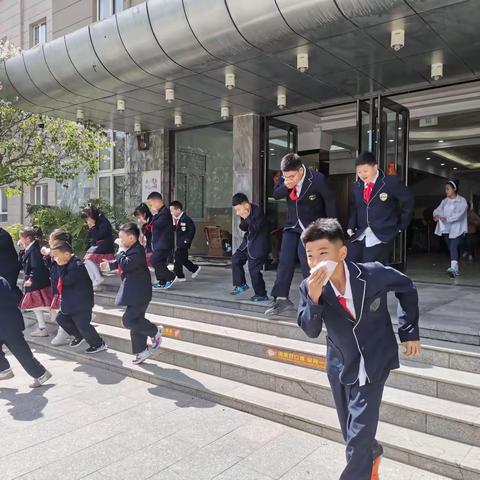 勤练应急本领，铸就安全屏障——开原市民主小学举行“防震避险、消防安全”应急逃生演练