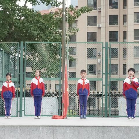 红岩小学隆重举行“心怀感恩 让爱前行”主题升旗仪式