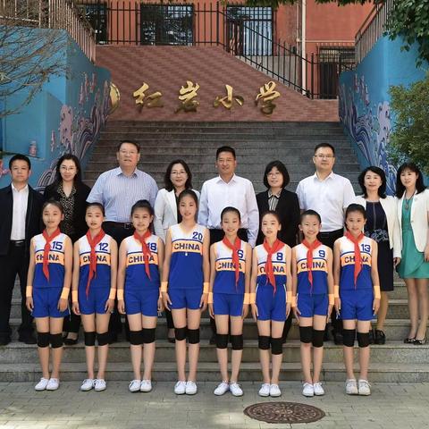 暖心慰问 情暖“六一” --区委书记王标一行到红岩小学开展“六一”儿童节慰问活动