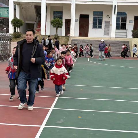 览金小学：师生共跃彩绳间，活力满溢瑶乡年