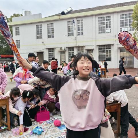 跳蚤小市场 凝聚大爱心——金刚完小举办“学雷锋爱心跳蚤市场义卖”活动