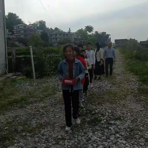 学做家乡美食，感受劳动乐趣——龙潭学校师生开展制作“水印子草粑粑”劳动实践活动